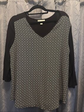 Dana Buchman Black & White Geometric V-Neck Top